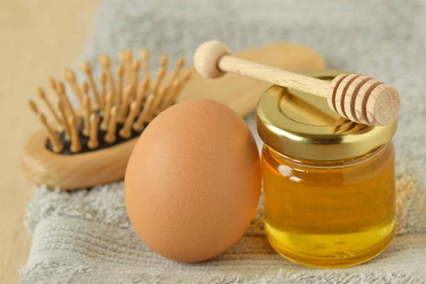 Mật ong và lòng đỏ trứng gà là cách đơn giản để trị nám