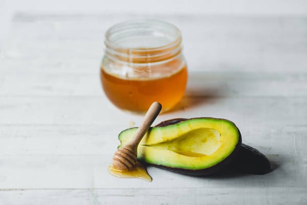 Mật ong và quả bơ có tác dụng trị nám
