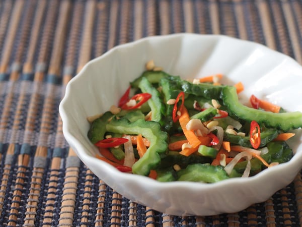 Mướp đắng ăn cùng rau xanh