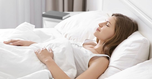 Nằm thẳng người để tránh da cọ xát mạnh vào chăn gối dẫn đến tổn thương.