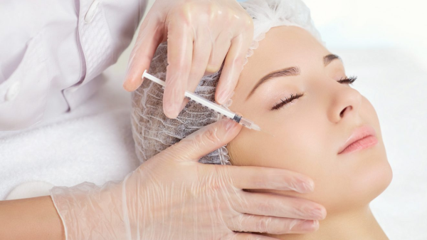Tiêm botox để có được gương mặt V line.