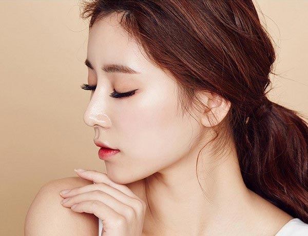 So sánh nâng mũi giữa sụn tự thân và nhân tạo