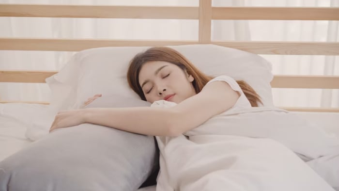 Hình thành thói quen ngủ sớm trước 10 giờ tối để da luôn khỏe mạnh.