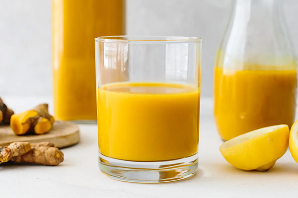 Nước dừa và tinh bột nghệ
