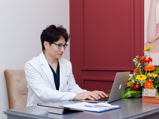 Bác sĩ Kim Young Hwan - Viện trưởng Bệnh viện thẩm mỹ BL Hàn Quốc - Thạc sĩ - Bác sĩ chuyên khoa phẫu thuật thẩm mỹ cùng hợp tác độc quyền tại Khơ Thị. Bác sĩ Kim Young Hwan - Viện trưởng Bệnh viện thẩm mỹ BL Hàn Quốc - Thạc sĩ - Bác sĩ chuyên khoa phẫu thuật thẩm mỹ cùng hợp tác độc quyền tại Khơ Thị.