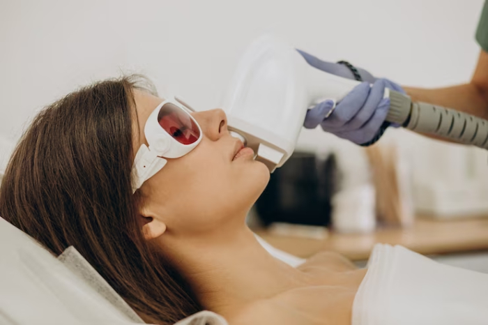 Bạn tránh các phương pháp làm đẹp da khác khi vết thương do tiêm filler chưa thực sự phục hồi.
