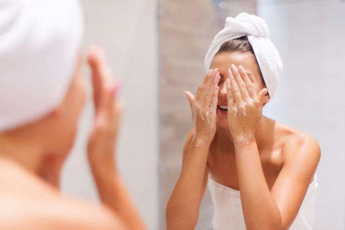 Rửa mặt nhẹ nhàng để tránh làm các sợi chỉ bị lệch.