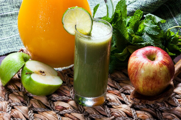 Sinh tố hoa quả cung cấp nhiều vitamin và các chất quan trọng khác giúp cằm phục hồi nhanh hơn.