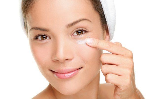 Sử dụng kem dưỡng ẩm mắt mỗi ngày cho vùng da dưới mắt