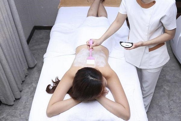 Khách hàng thực hiện tắm trắng tại Khơ Thị
