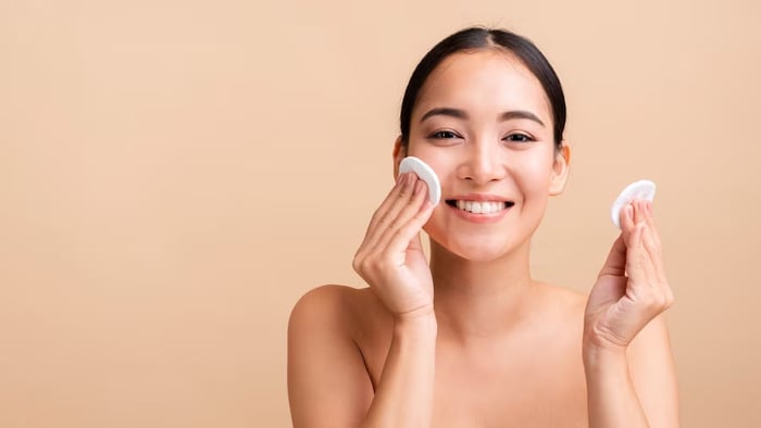 Tẩy trang để loại bỏ bụi bẩn từ sâu trong từng lỗ chân lông.