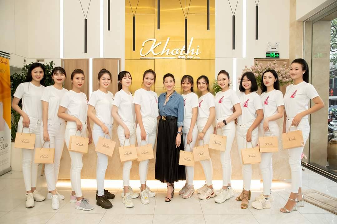 Hoa Hậu Quý bà Thu Hoài và nhân viên tại Viện thẩm mỹ Khơ Thị