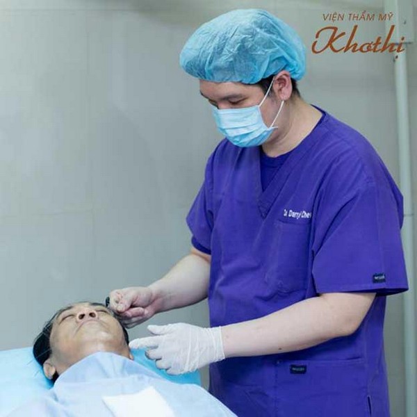 Bác sĩ làm thủ thuật nâng cơ châm cứu cho Thành Lộc