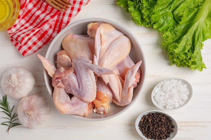 Thịt gà khiến vùng da tiêm filler sưng tấy nghiêm trọng hơn.