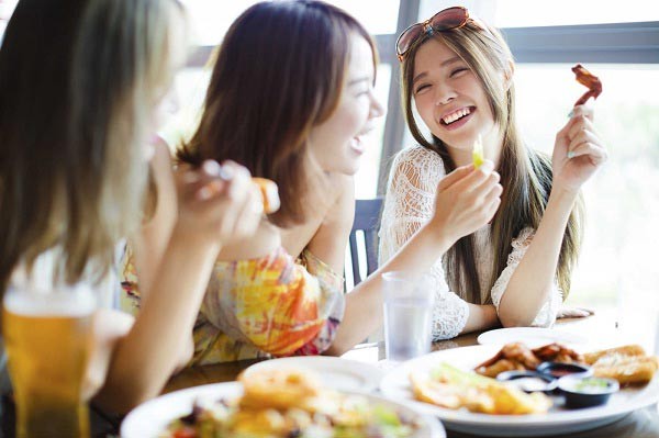 ăn quá nhiều vào kỳ kinh nguyệt gây béo bụng ăn quá nhiều vào kỳ kinh nguyệt gây béo bụng