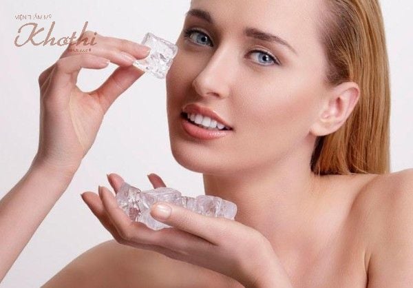 Massage trực tiếp đá lạnh lên mặt giúp kích thích quá trình lưu thông máu ở da
