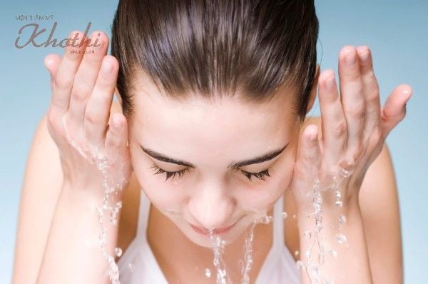 Rửa mặt bằng đá lạnh 3-4 lần mỗi ngày giúp làm thon mặt hiệu quả
