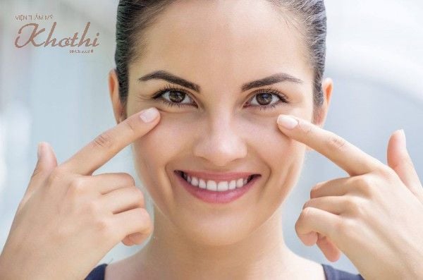 Kiên trì massage trực tiếp đá lạnh lên vùng mắt giúp giảm bọng