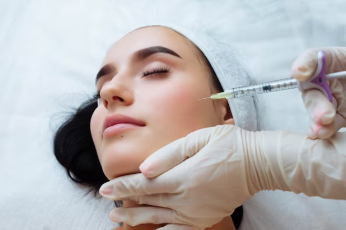 Tiêm filler làm đầy những vùng da lõm kém sắc.