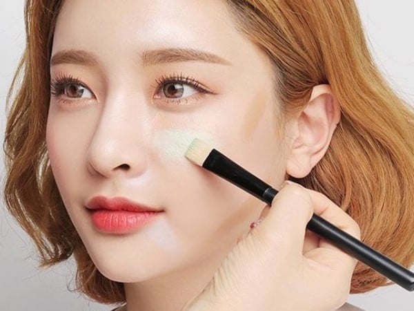 Hạn chế trang điểm trong trong thời gian đầu sau khi căng chỉ collagen.