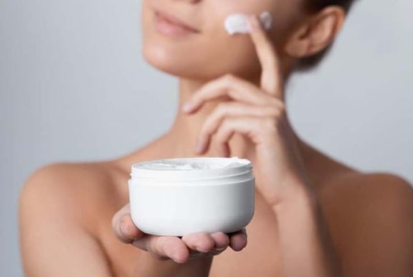 Chọn lựa các loại mỹ phẩm có nguồn gốc và xuất xứ rõ ràng để đảm bảo an toàn cho da. Chọn lựa các loại mỹ phẩm có nguồn gốc và xuất xứ rõ ràng để đảm bảo an toàn cho da.