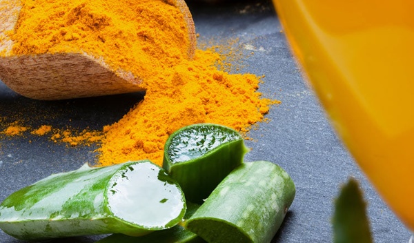 Ngăn lão hóa da bằng nha đam và tinh bột nghệ