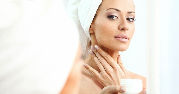 Nên dưỡng da cổ thường xuyên để sở hữu phần cổ tươi trẻ