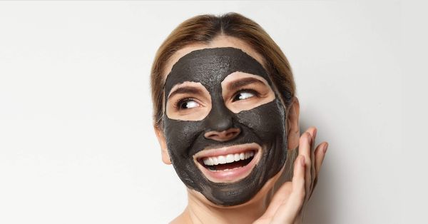 trẻ hóa da bằng mặt nạ than hoạt tính