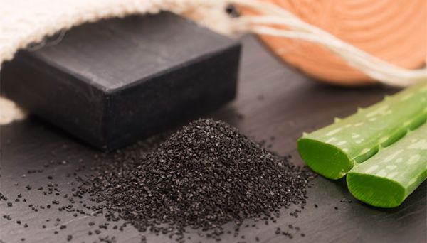Mặt nạ than hoạt tính và nha đam giúp làn da mịn màng, trắng sáng