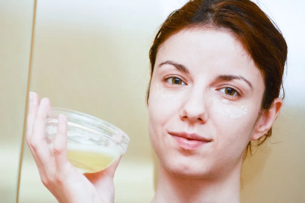 Làm mặt nạ trẻ hóa da mặt bằng trứng gà