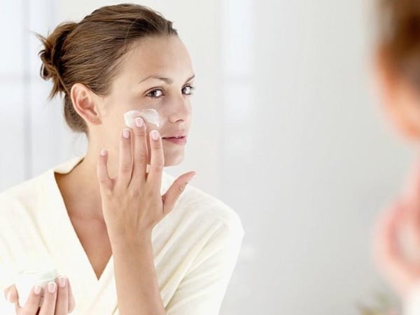 Sử dụng kem dưỡng có chứa collagen hoặc vitamin C hàng ngày