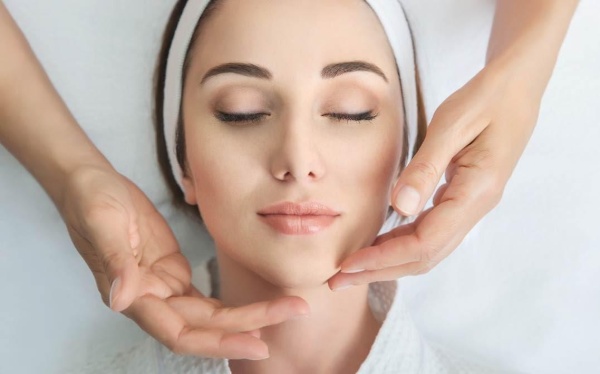 Massage mặt giúp da thư giãn và tăng cường lưu thông máu