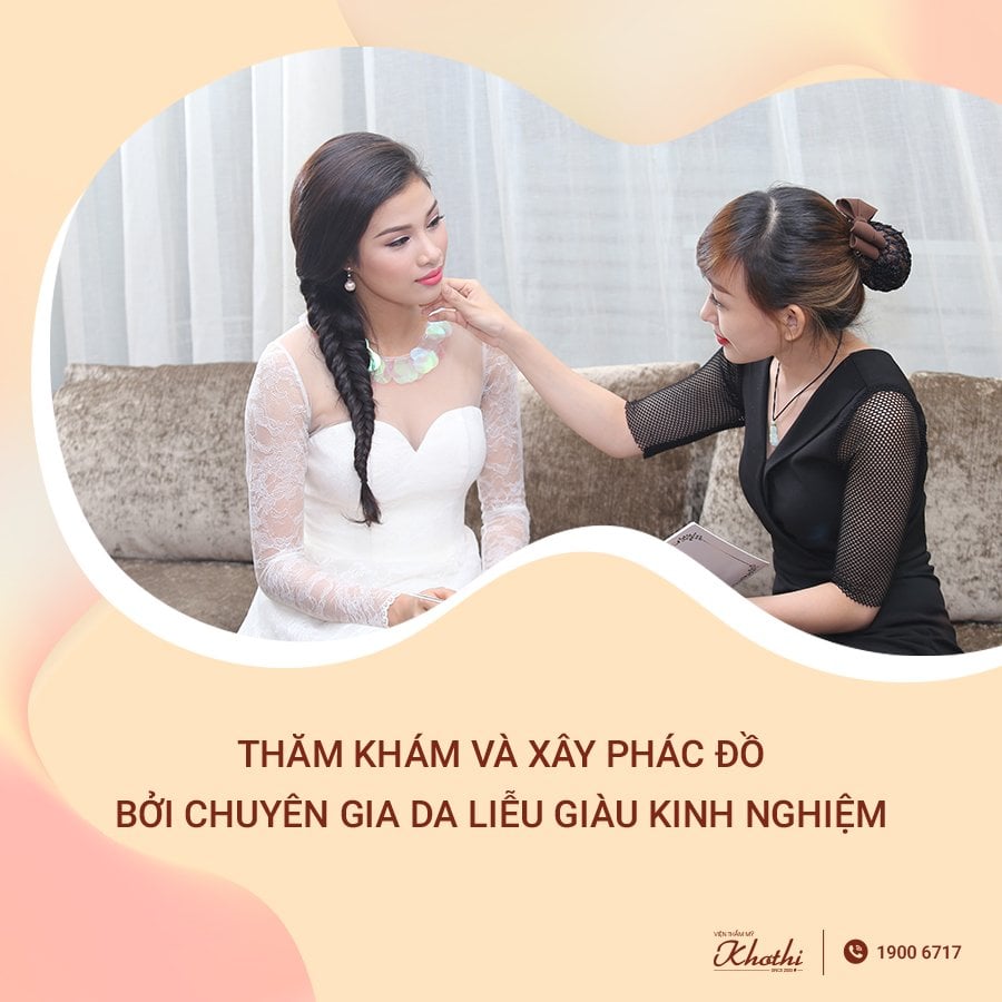 Bác sĩ da liễu thăm khám và xây dựng phác đồ điều trị mụn Bác sĩ da liễu thăm khám và xây dựng phác đồ điều trị mụn