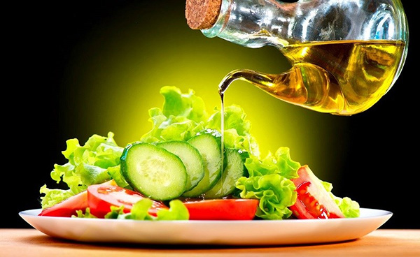 Trộn dầu dừa vào salad