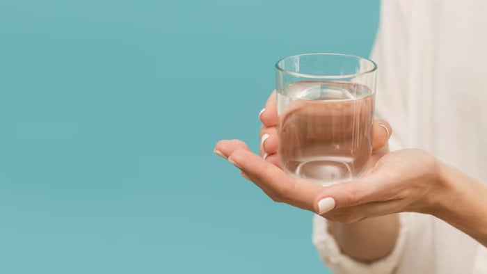 Bổ sung đủ nước mỗi ngày để làn da luôn khỏe mạnh, mềm mại.