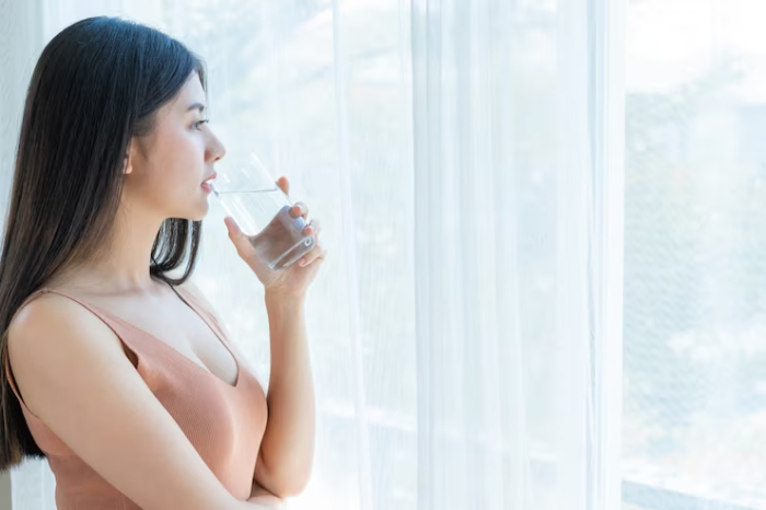 Uống đủ nước giúp da căng bóng, khỏe mạnh.