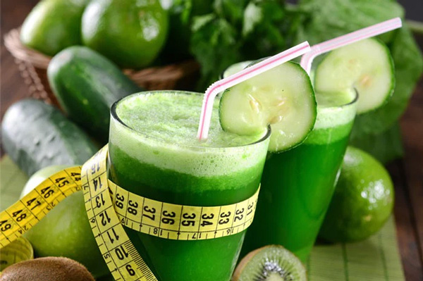 Uống nước ép bí đao vào buổi sáng