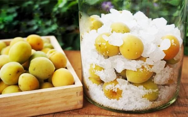 Mơ ngâm đường phèn có vị chua chua, ngòn ngọt và rất thơm