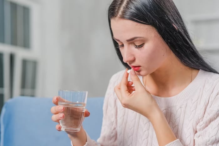 Uống thuốc theo chỉ định của bác sĩ để giảm mụn nhanh chóng.