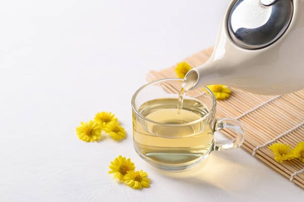 Uống trà hoa cúc giảm cân