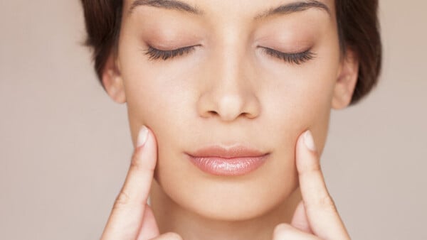 Vùng da trung tâm cần được massage kỹ vì dễ nhận diện nếp nhăn