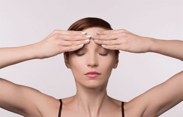 Massage nâng cơ vùng trán giúp làm mờ nếp nhăn và tăng độ đàn hồi cho làn da vùng trán