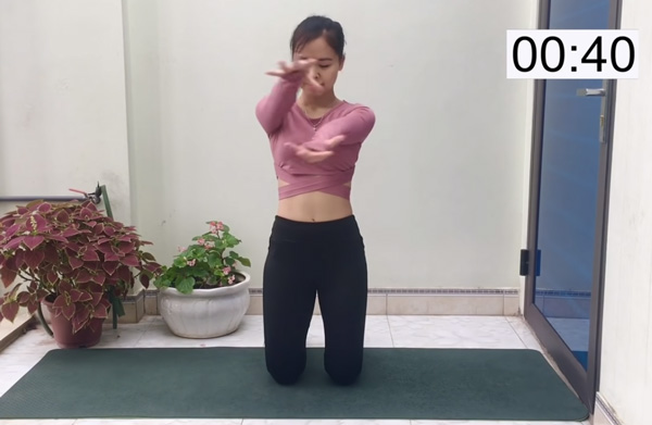Xoay 2 tay quanh vòng tròn 