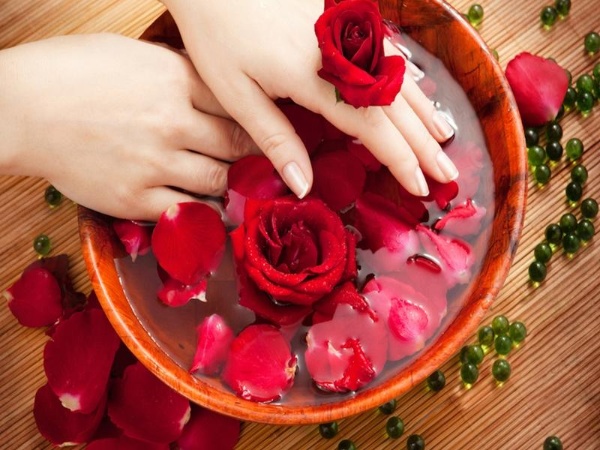 Xông hơi mặt bằng cánh hoa hồng cho làn da sạch, căng mịn