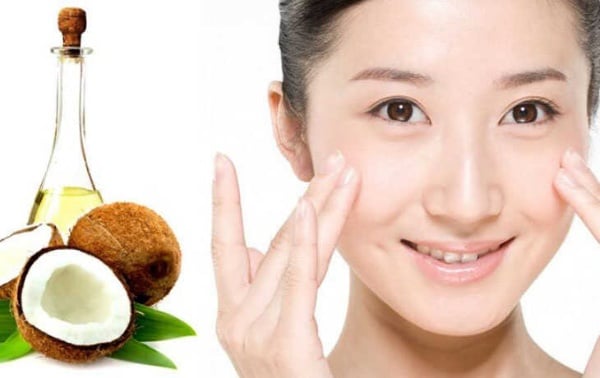 Thoa đều dầu dừa kết hợp massage