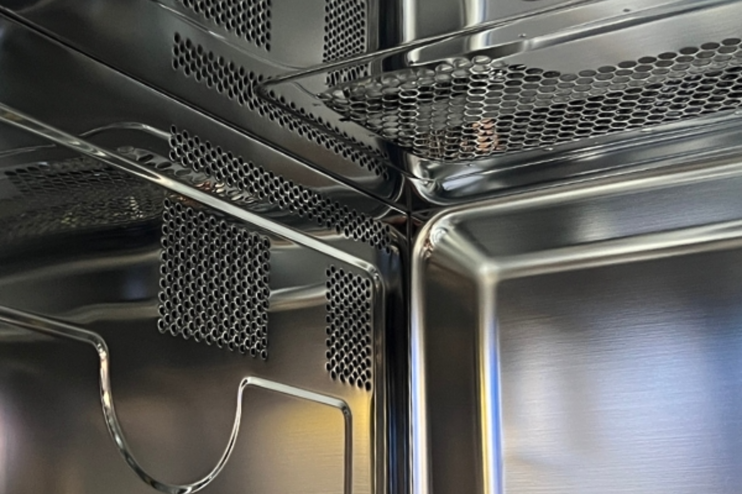 Khoang lò được làm từ chất liệu thép không gỉ siêu bền, không bị oxi hóa, dễ dàng lau chùi