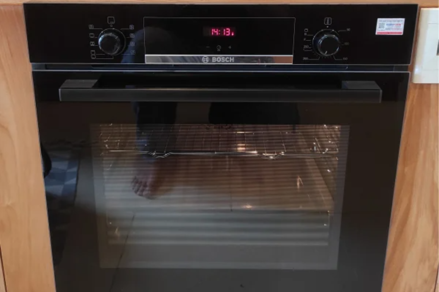 Lò nướng Bosch HBA5780B0 Serie 6 là một biểu tượng của sự sang trọng và hiện đại