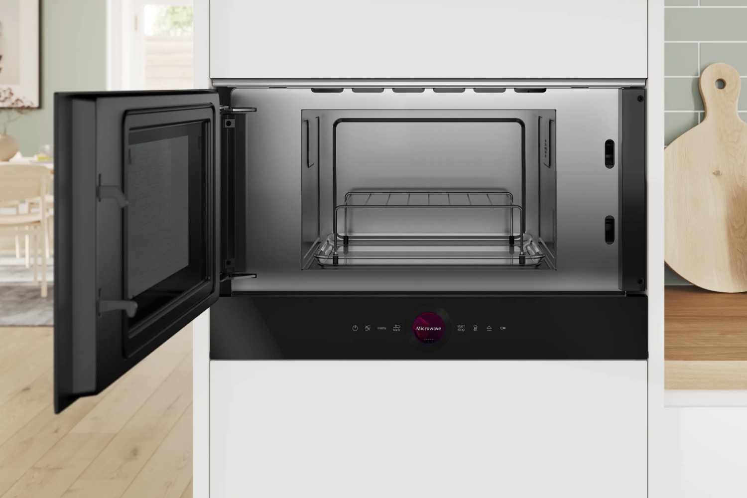 Toàn bộ khoang lò bên trong cũng được chế tác từ thép không gỉ sáng bóng