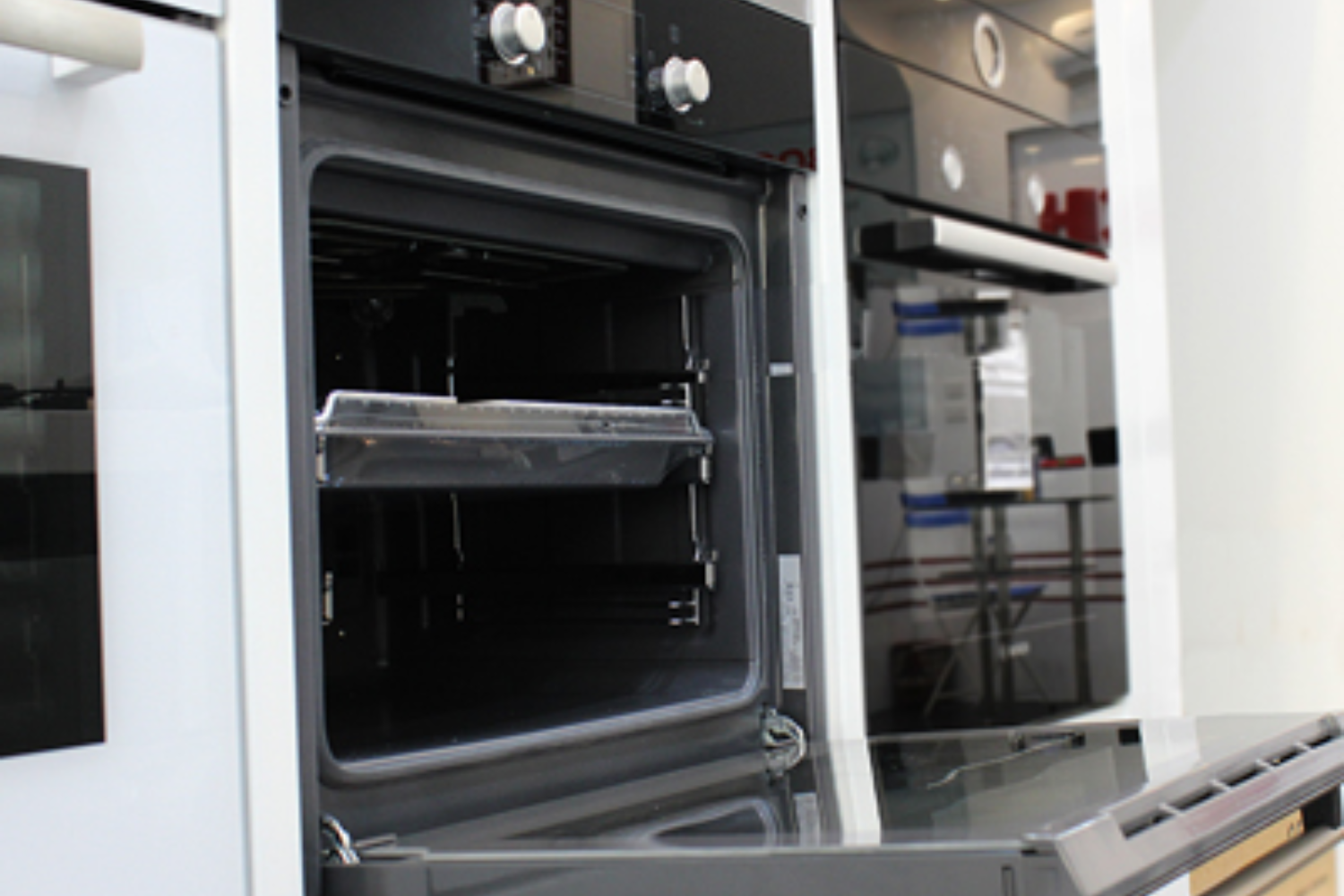 Lò nướng Bosch HBA43S360E gây ấn tượng mạnh mẽ với gam màu đen chủ đạo