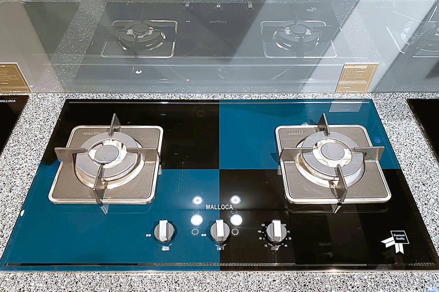 Bếp gas âm Malloca AS 9402BG nổi bật với mặt kính cường lực kết hợp màu xanh rêu và đen độc đáo